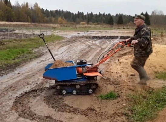 Перевезет песок, землю и снег на участке